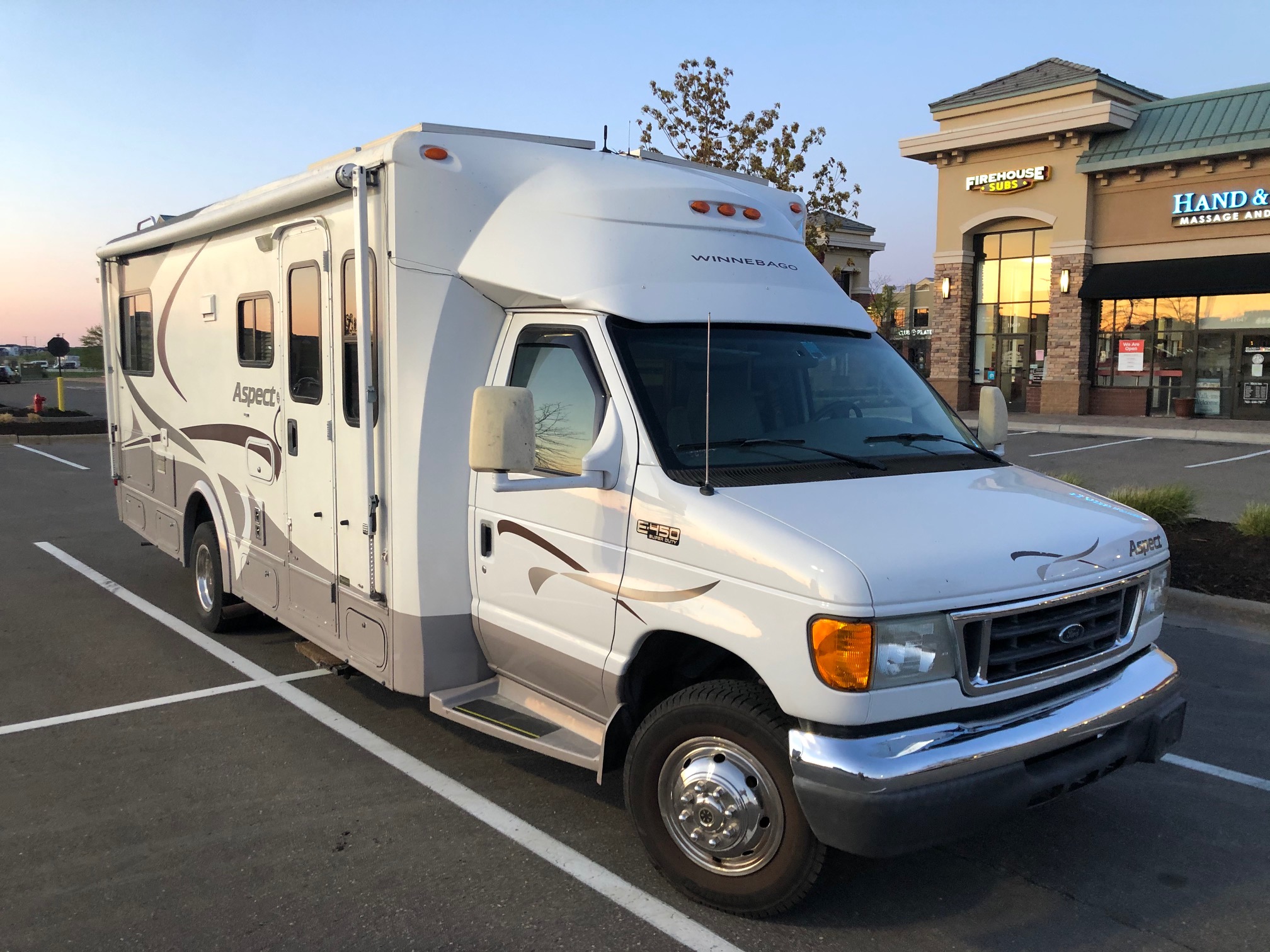 2005 Winnebago Aspect | Sleeps 4 | 26′ Long – Pacific RV & Motorhome Rental